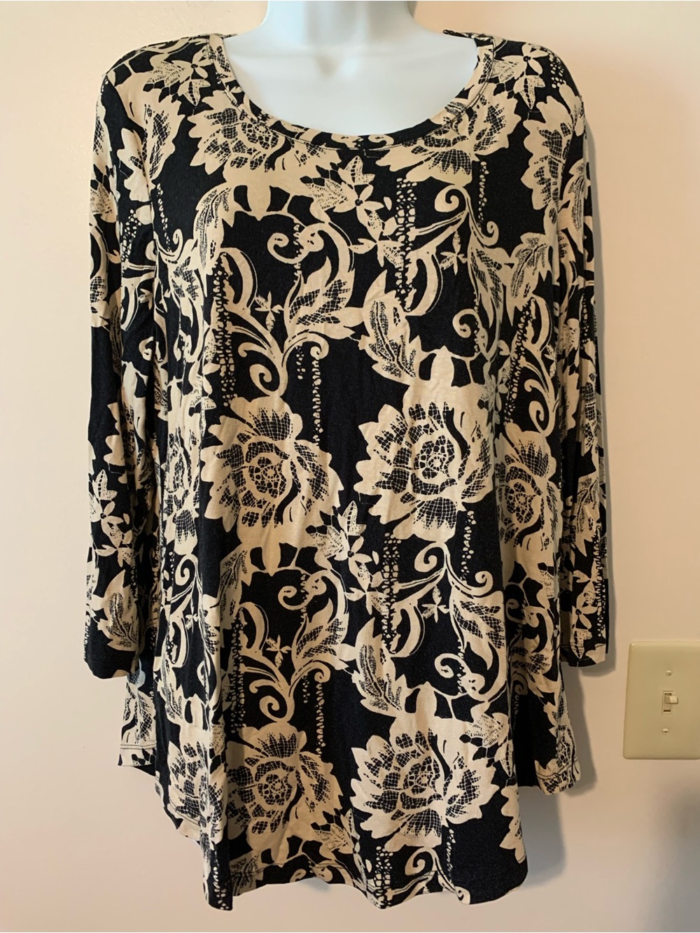 JM Collection Black and Cream Floral Scoop-Neck Tunic Top